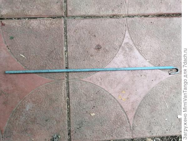 Вот так загибаю один край, втыкаю в почву рядом с растением.