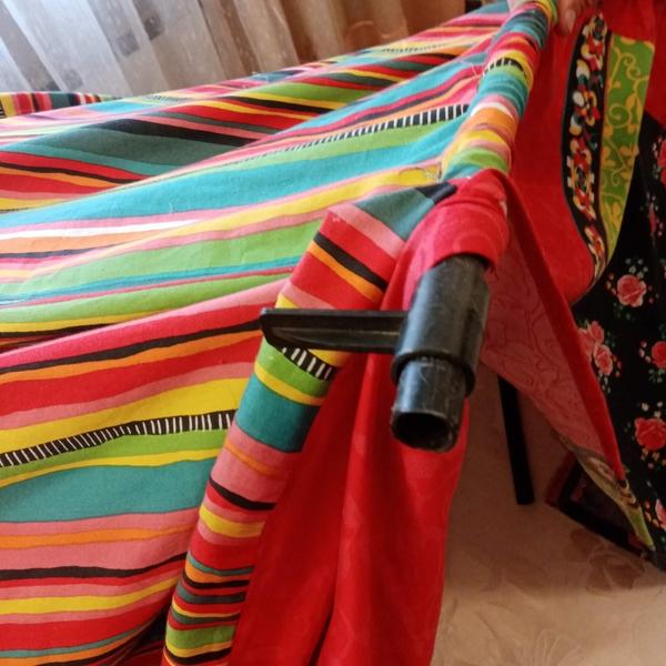 Сложный процесс надевания чехла на каркас начат. Надета половина трубы и соединительный элемент, за ним начнем натягивать вторую часть трубы