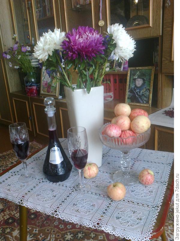 -Это всё,- с моей дачи, - к вашему столу!