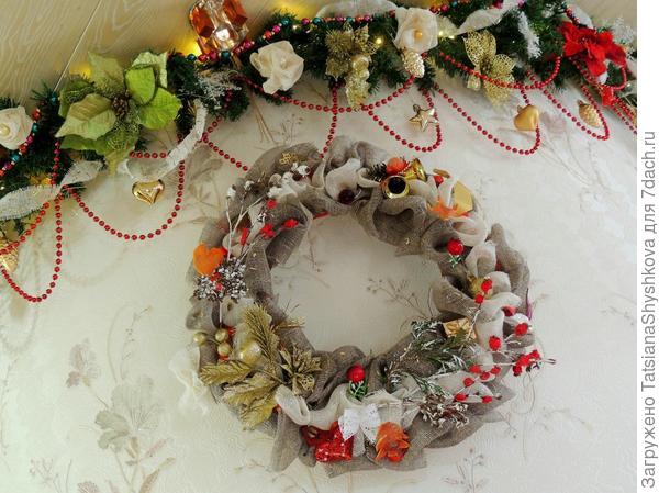 Вот так украсила стену дома) Розочки наверху тоже самодельные льняные.