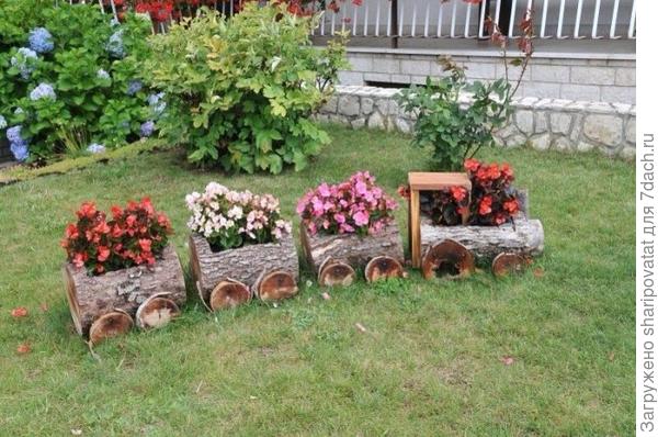 В качестве подарка - маленький паровозик для Вашего сада.