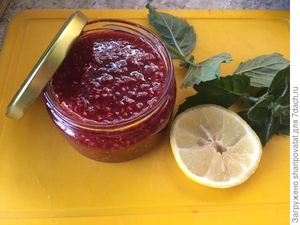 Символическая баночка малинового варенья