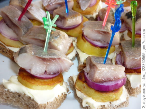 со сливочным сыром,картошечкой, маринованным луком и селёдочкой