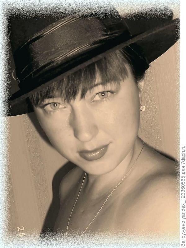 Она пройдёт, посмотрит, улыбнётся,  И наповал, весь мир к её ногам!  И Солнце светом утренним зальётся,  Сливая свет к лучистым берегам&hellip;