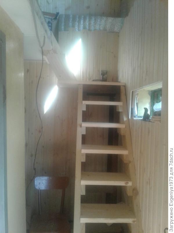 Это коридор первого этажа из его отапливаемой части. По нему видно, что все пристроенные коридоры узкие и не функциональные.