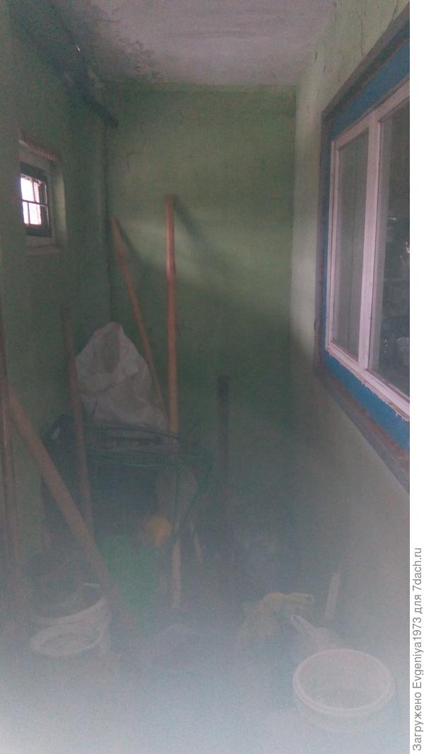 Это как раз коридор, который мы хотим присоединить к кухне и сделать здесь кухонный уголок.