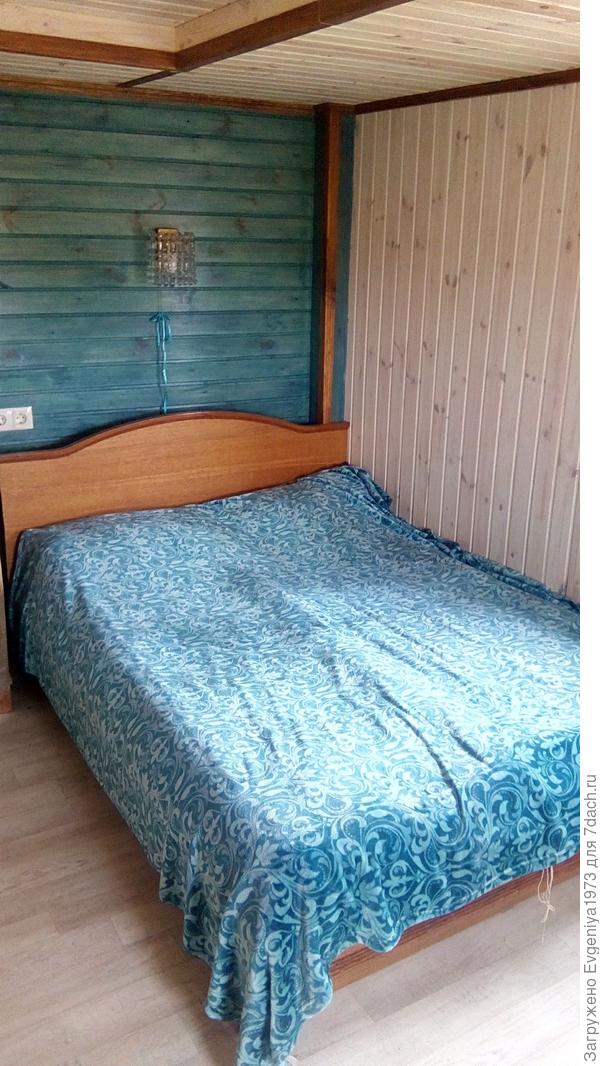 Одна голубая стена.