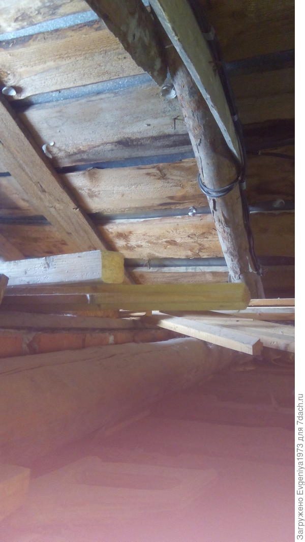 Чердак мы использовать не планируем как мансарду, высота его не позволяет. Потолок второго этажа сначала думали поднять до конька крыши, но потом отказались от этой идеи. Бревна стропильной системы так часто установлены, что никак их нормально не &amp;quot;обойти&amp;quot; и не &amp;quot;обыграть&amp;quot;.