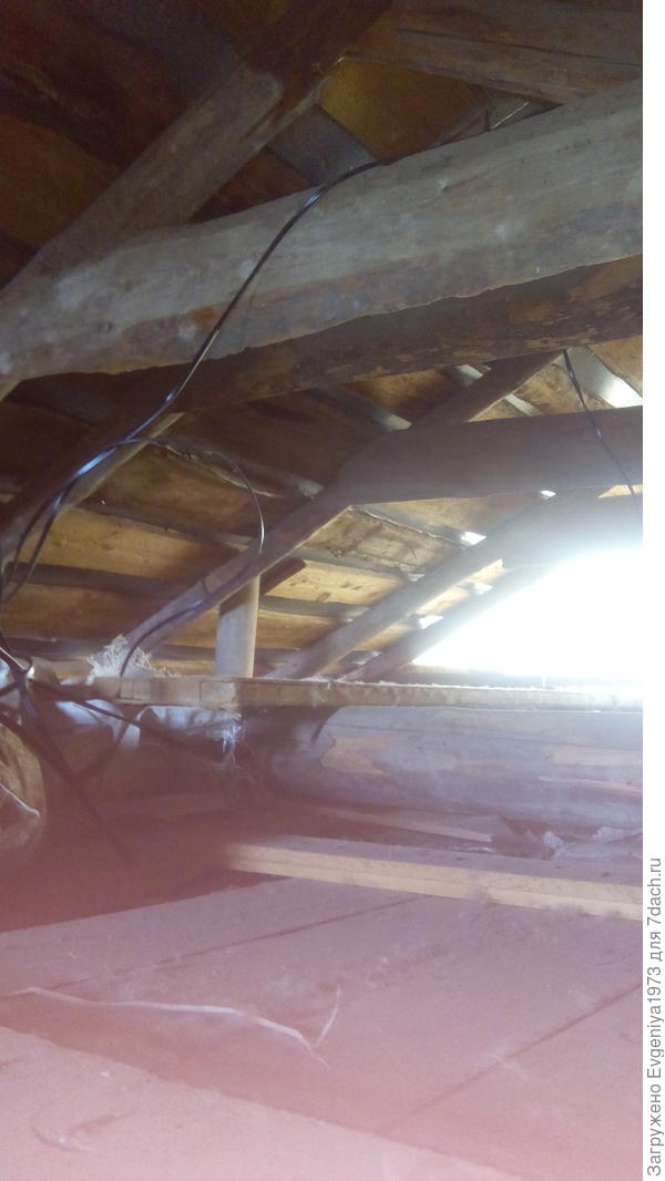 Поэтому насколько возможно потолок мы подняли на втором этаже и остался небольшой чердак, где в рост особо не встанешь, но залезть на него можно.