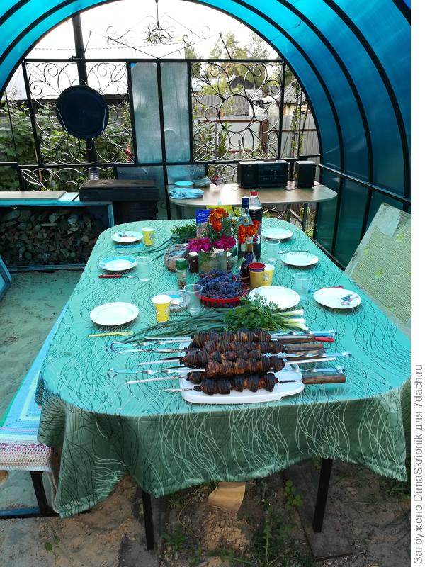 Вот беседка почти готова