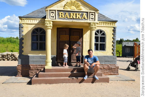В городке все постройки маленьких размеров.