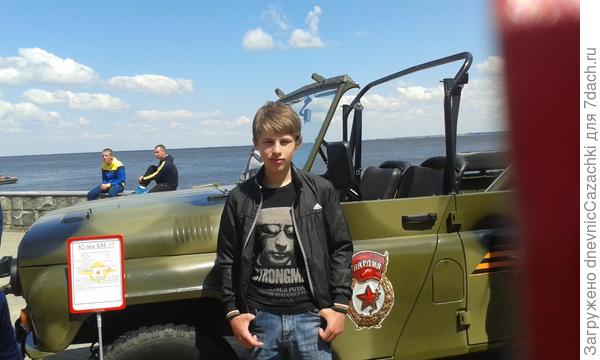 Выставка военной техники на набережной Волги.