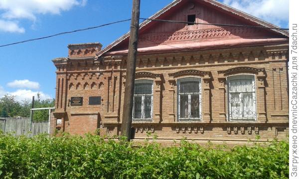 В этом здании жил Шолохов.
