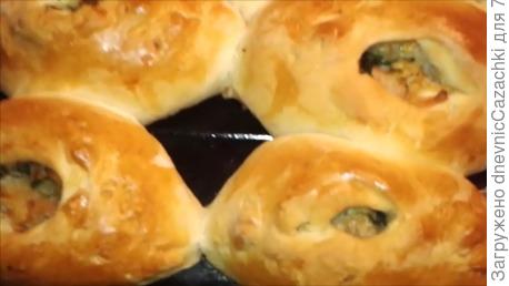 Расстегаи с капустой и рыбой.