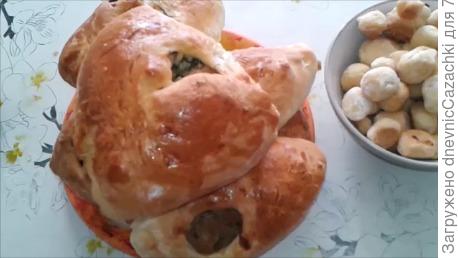 Расстегаи и сухарики.