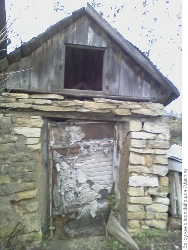 погреб.... наверное пойдет под снос...покосился...