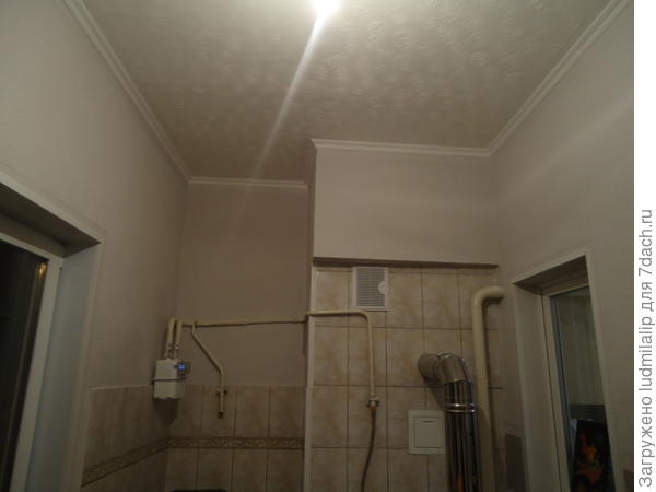 Холодно помещение,наружное окно по стене,где стоит счетчик газа....