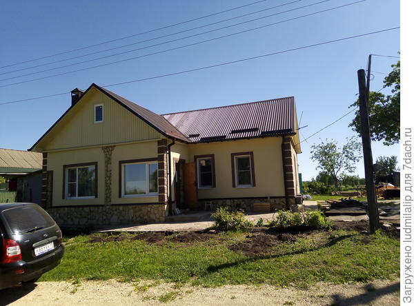 Старый забор убрали,и сразу видно стало дом... но не надолго... Сейчас у же стоит забор из профлиста