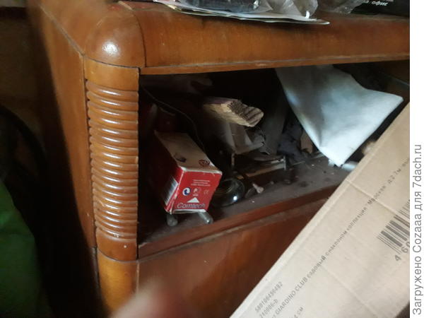 Тумбочка. Сфотографировать нормально нет возможности. Эта часть помещения напоминаеи скорее всего склад. Жду, когда руки и средства дойдут до перестройки дома. Тогда всё встанет на свои места. На втором этаже есть ещё и радиола. И этажерка.