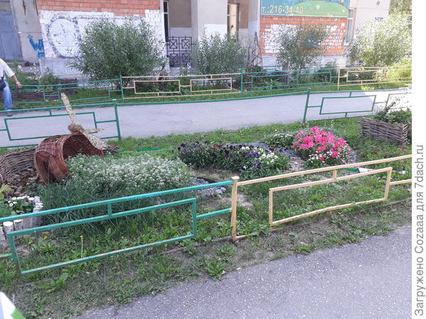 Середина клумбы