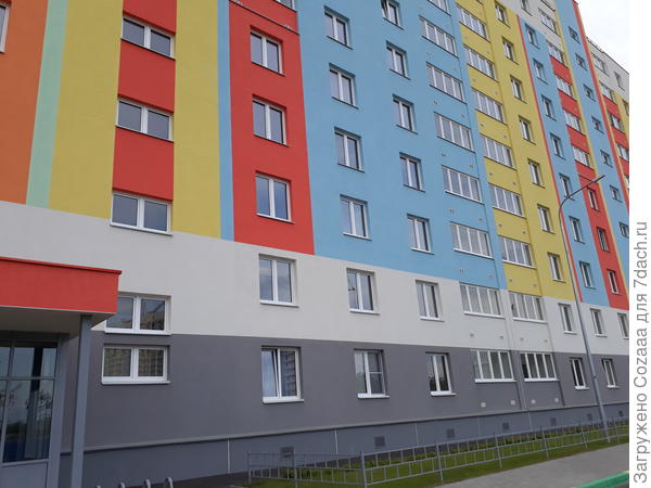 Внешняя стена дома с дополнительным утеплением и окраской