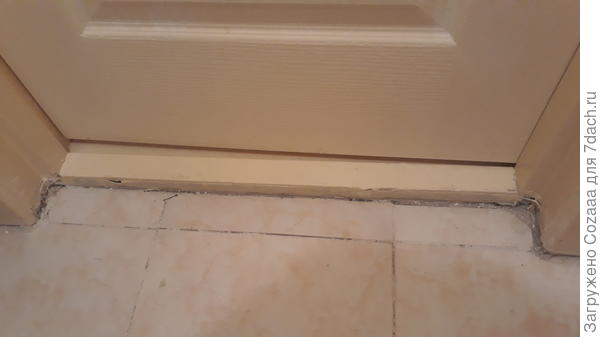 Уложенная плитка на полу в санузле. Особенно возле двери. Видимо, плохо научили, либо новичёк выкладывал. Я, ей Богу, уложу лучше.