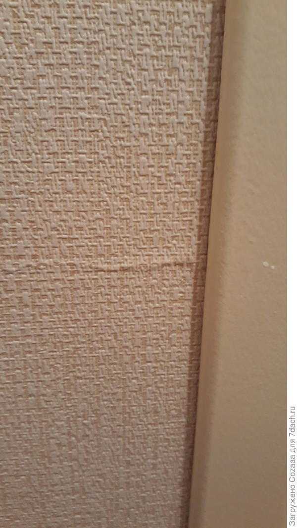 Что вот это? Причём с двух сторон и в коридоре и в санузле.