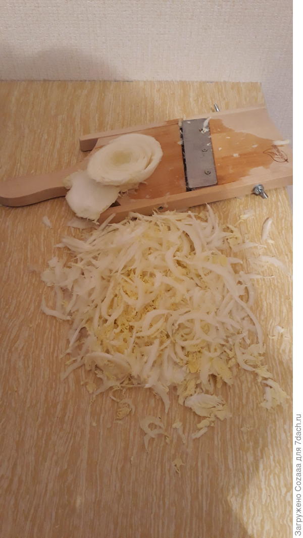 Решила пошинковать пекинскую капусту на свой любимый салатик с морепродуктами, рецепт, которого я уже в этом конкурсе показывала. Пошинковала я остатки пекинской капусты, жаль выкидывать. Там просто рвать руками уже нечего. С этими белыми шинкованными остовами листьев тоже вкусно. Они сочные. Шинковала минуты 1,5, не засекала.