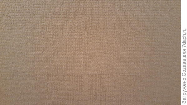 Ювелирно вклеенный кусочек обоев.