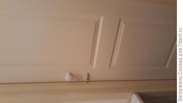 Цвет.... видимо феншуй, под цвет плитки на полу.