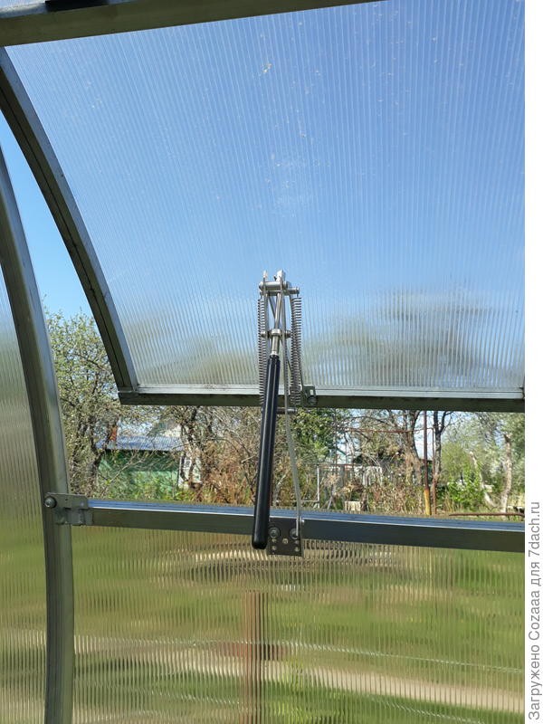 В идеале бы ещё на двери поставить.