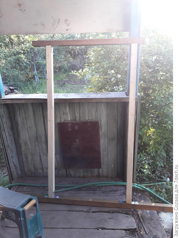 Вот оно так огорожено со всех сторон. Это как раз вид на будущую клумбу. Этот чубушник я буду в субботу убирать. Делала прошлой весной двери для теплицы, вот фото и осталось.