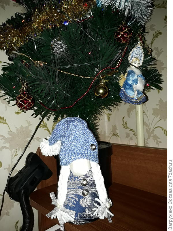 Такая хорошенькая! Я назову её Снежана. От слова снег. Она такая бело-голубая, как снежинка. Кстати, снегурка, что на ёлке висит тоже приехала из Питера, вернее из Пушкино. Я её купила, когда на экскурсию ездила в Екатерининский дворец, лет 8 тому назад. В командировке была, в Питере.