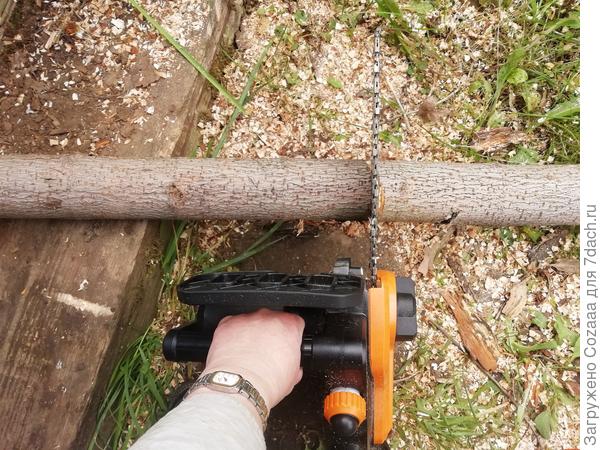 Конечно, тут я не пилю, невозможно снимать и пилить одной рукой.  Это так, для понта снимала.