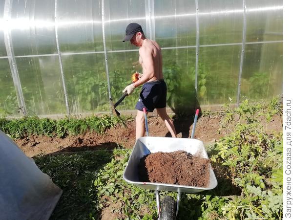 Я попросила немного ещё вынуть грунт, чтобы порочные была траншея