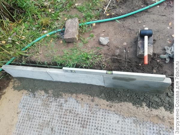 Пришлось купить киянку, ею я усаживала бордюры по уровню. Она пригодится так же при укладке плитки.