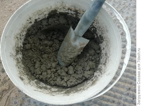 Бордюры решила класть на сырую смесь, так надёжнее.