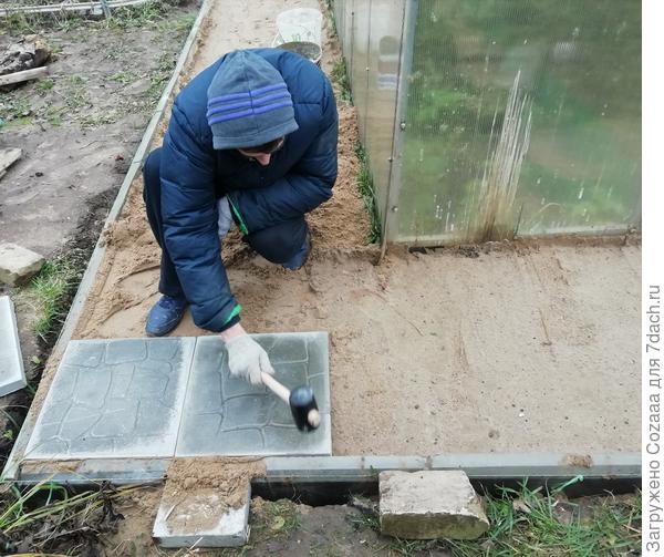 Торжественный момент начала укладки плитки.