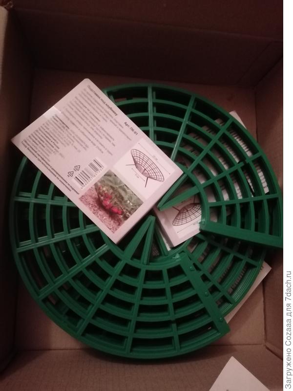 Ещё три набора подставок под клубнику.