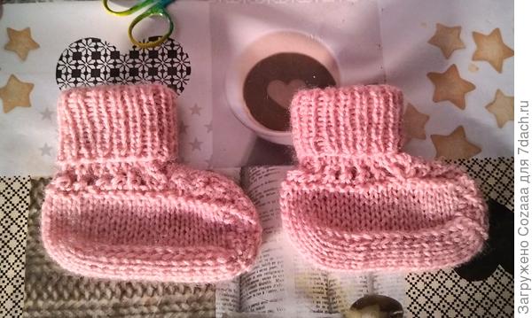 Вот такие пинетки, со шнурами. Шнуры тут ещё не готовы.