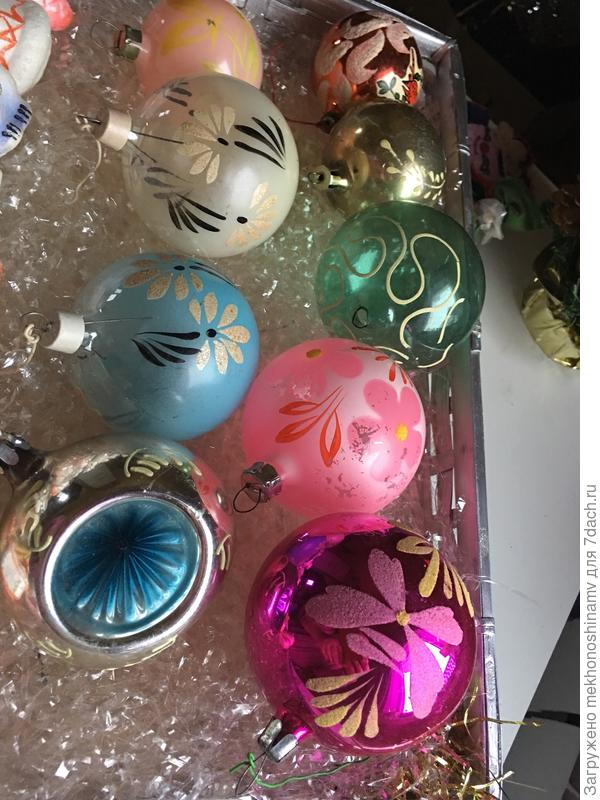 Шары.Все игрушки расписаны в ручную.Видела в магазине современные игрушки ручной росписи по тысячи и больше рублей.