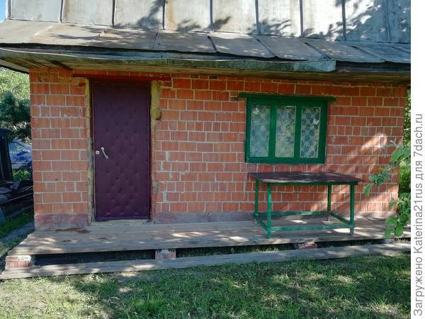 Появился пол. Доски для пола долгое время лежали в доме. очень мне хотелось найти им применение и освободить пространство