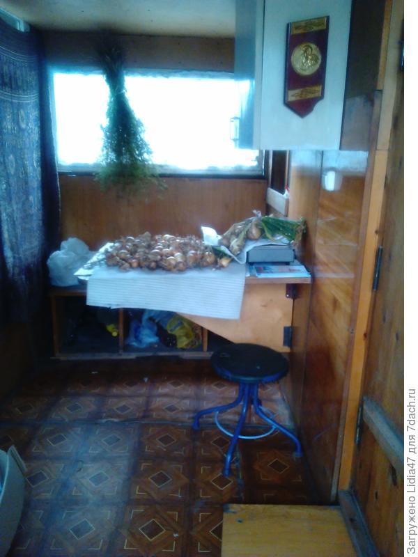 А это веранда в бане с откидным столиком.Пьем чай после принятия процедур.