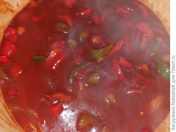 Добавляем уксус, соль и сахар по вкусу