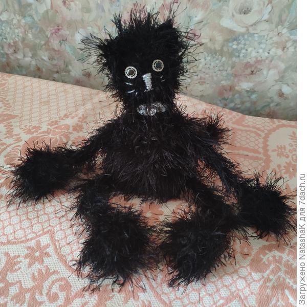 Вот, сидит и смотрит на меня