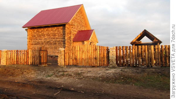 Это наш дам 3 года назад. Слева - край и река подальше и забора нет. Сейчас забор уже есть, и гараж, и баня. И у Вас всё будет.