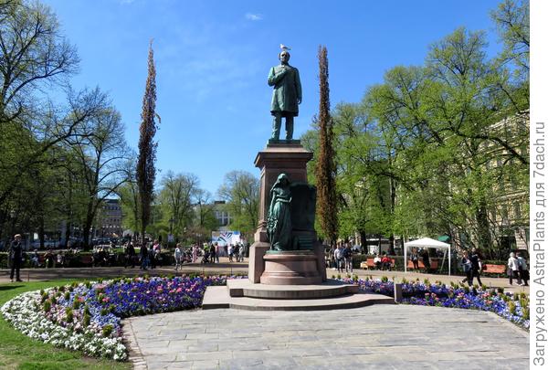 В парке Эспланада, у памятника И.Л.Рунеберга
