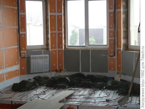 Замесили смесь пескобетон и заливали пол, ровняли по выставленным маякам