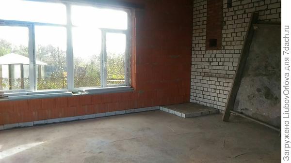 В углу площадка под камин