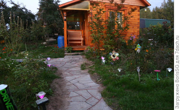 на этом снимке после строительства дорожки по ее краям еще не выросла трава (да и крот успел нарыть горки)